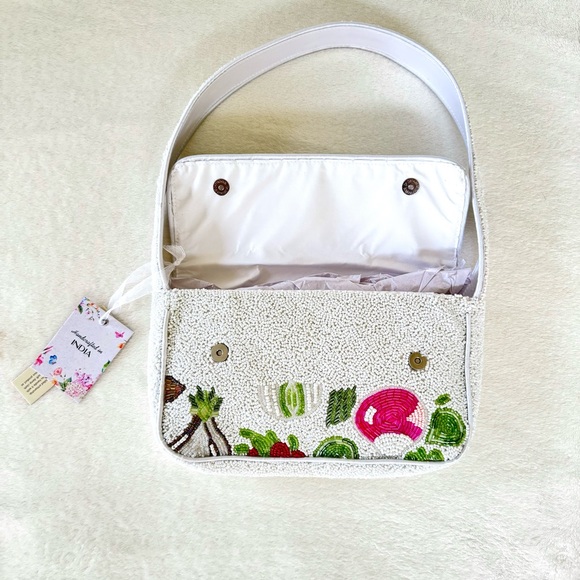 ✨HP✨ Viral Vegetable Garden Radish Beaded Shoulder Bag - Picture 3 of 7